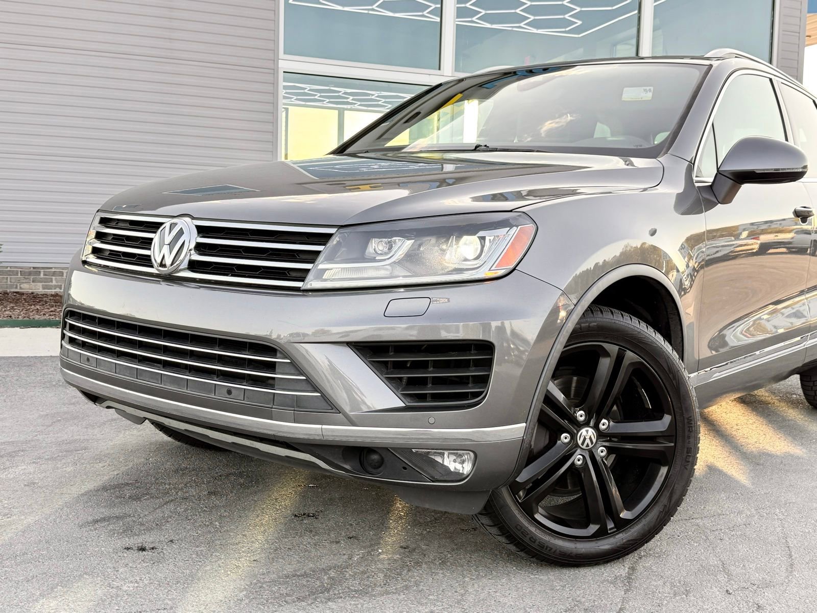 Used 2017 Volkswagen Touareg Wolfsburg Edition AWD/4WD image 3