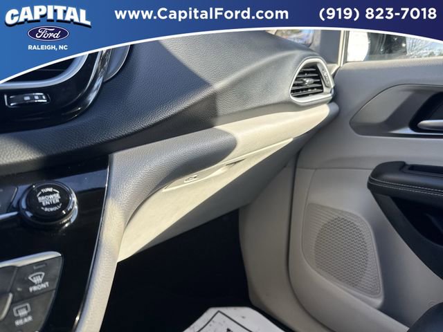 Used 2024 Chrysler Pacifica Touring-L image 26