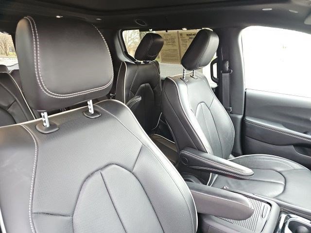 Used 2026 Chrysler Pacifica Limited image 12