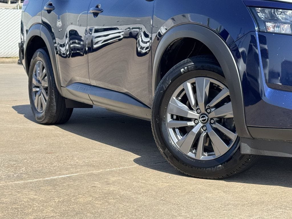 Used 2025 Nissan Pathfinder SV FWD image 3