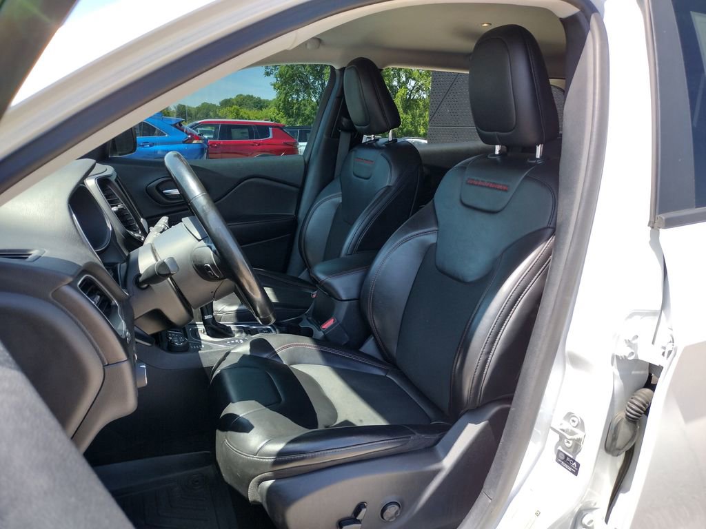Used 2021 Jeep Cherokee Trailhawk AWD/4WD image 2