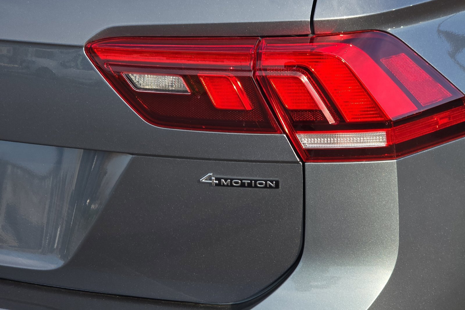 Used 2022 Volkswagen Tiguan SE image 32