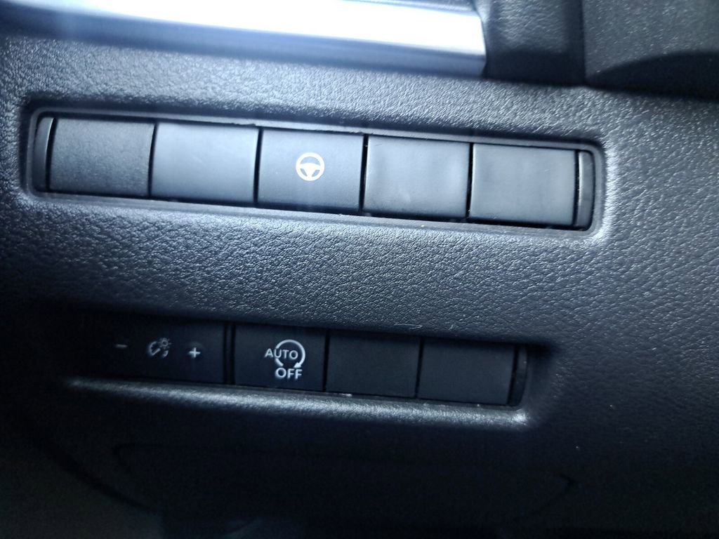 Used 2023 Nissan Rogue SV image 15