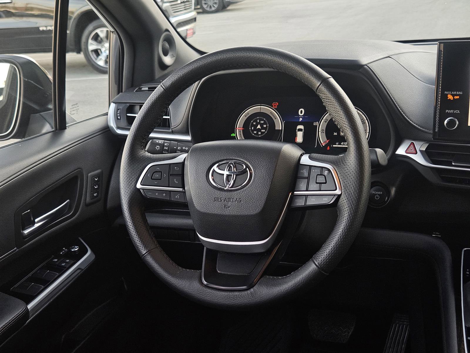 Used 2025 Toyota Sienna Limited image 17