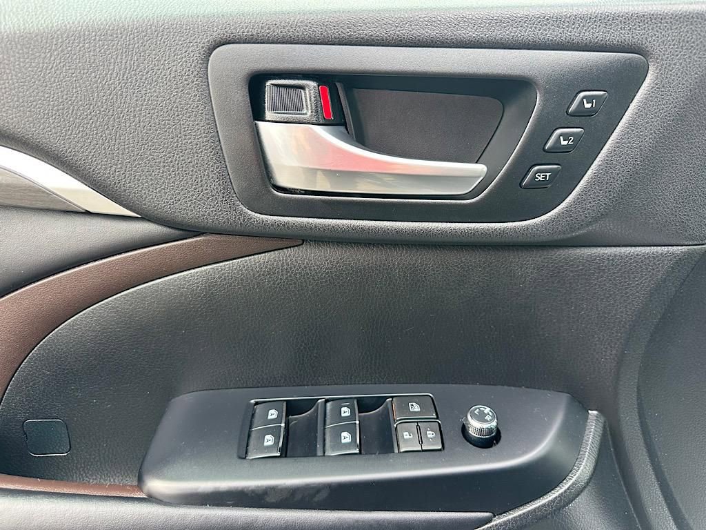 Used 2019 Toyota Highlander Limited Platinum image 17