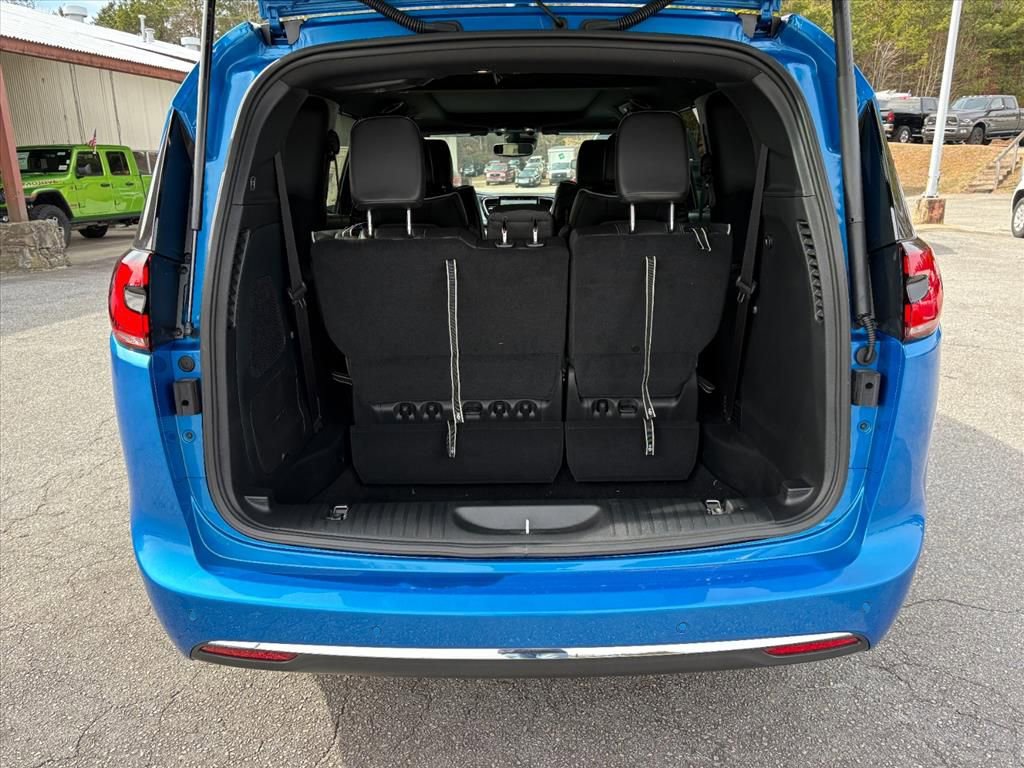 New 2026 Chrysler Pacifica Limited w/ Uconnect Theater Family Group image 23