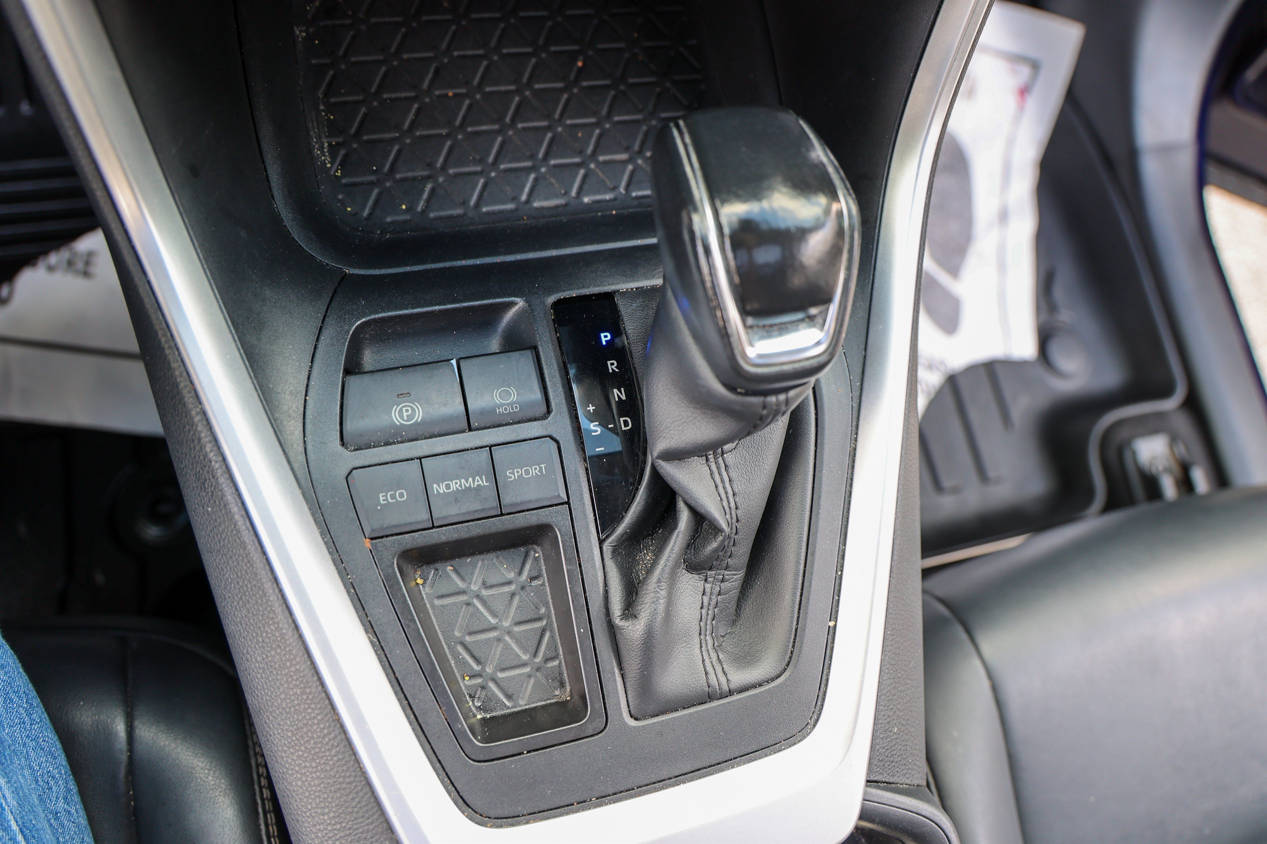 Used 2020 Toyota RAV4 XLE Premium FWD image 24