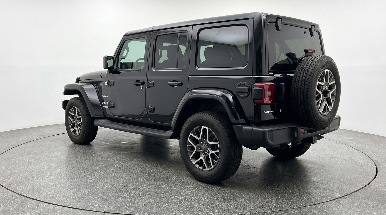 Used 2025 Jeep Wrangler Sahara image 6