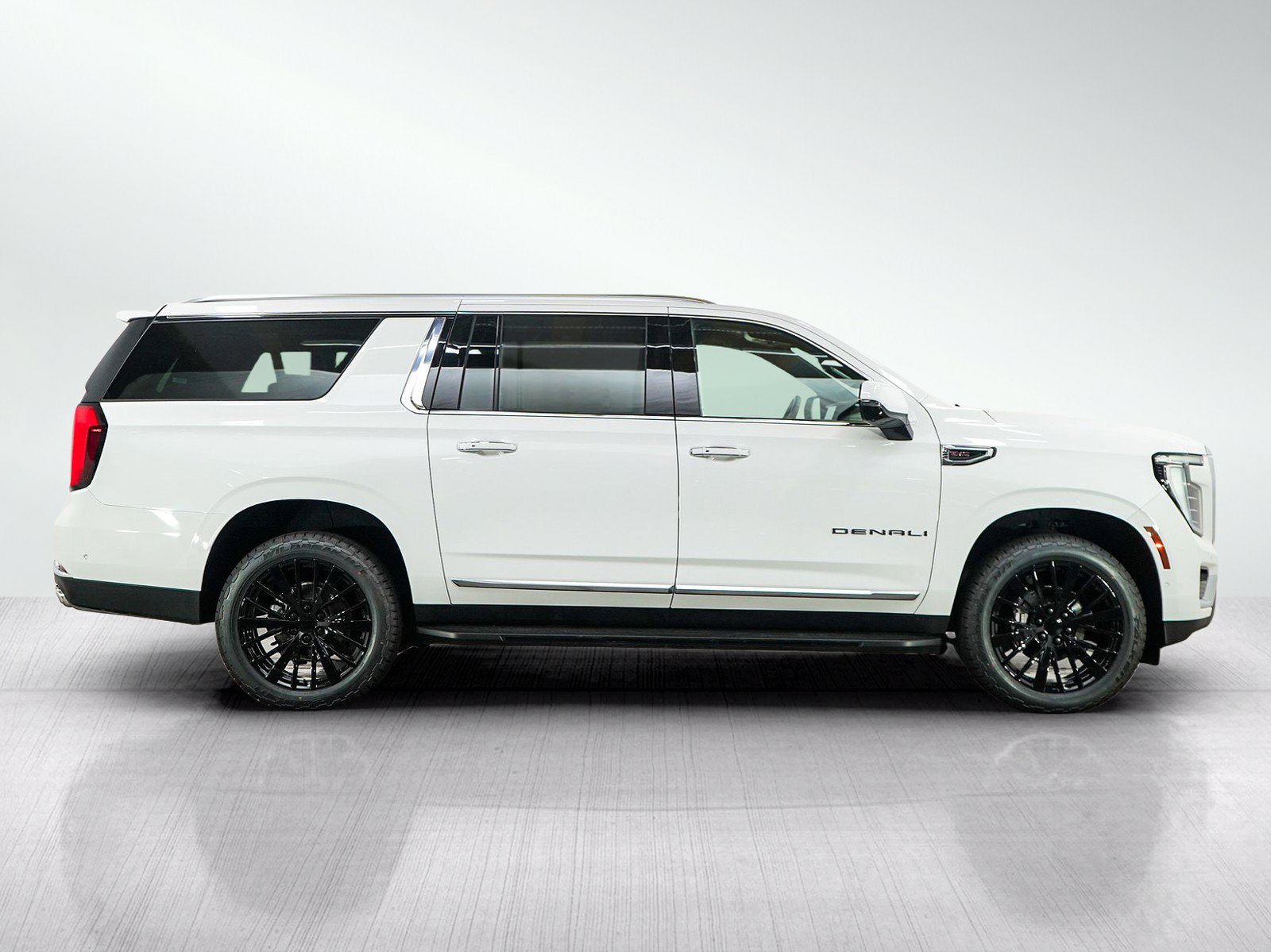 Used 2025 GMC Yukon XL Denali AWD/4WD image 6