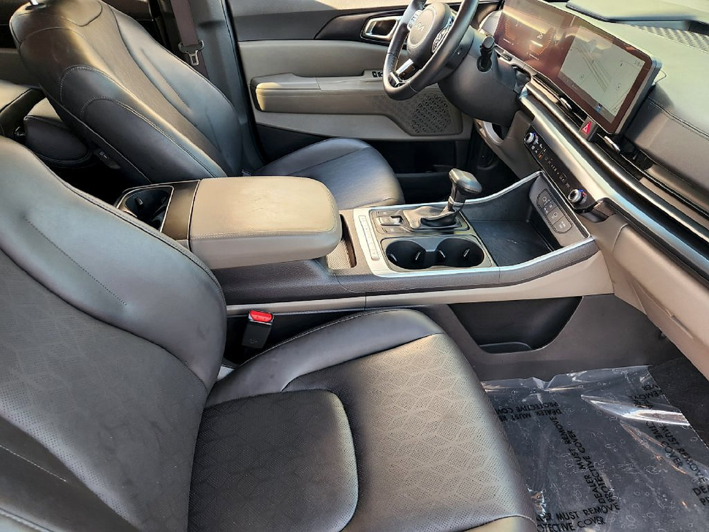 Used 2025 Kia Carnival FWD image 14