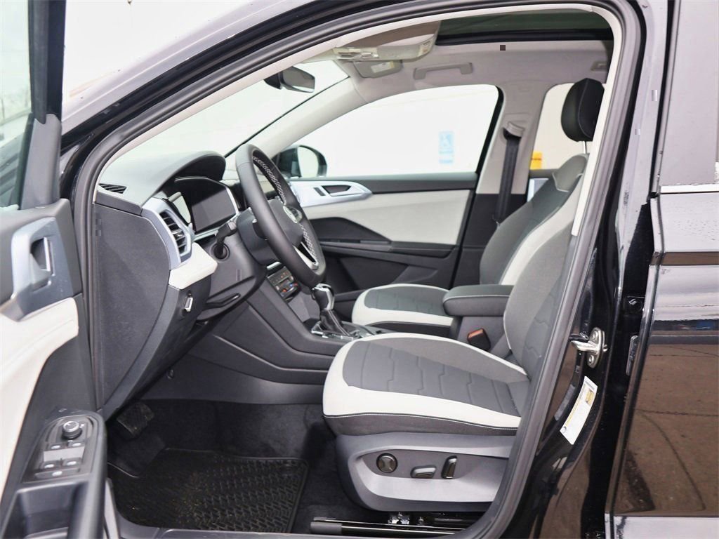 New 2026 Volkswagen Taos SE image 11