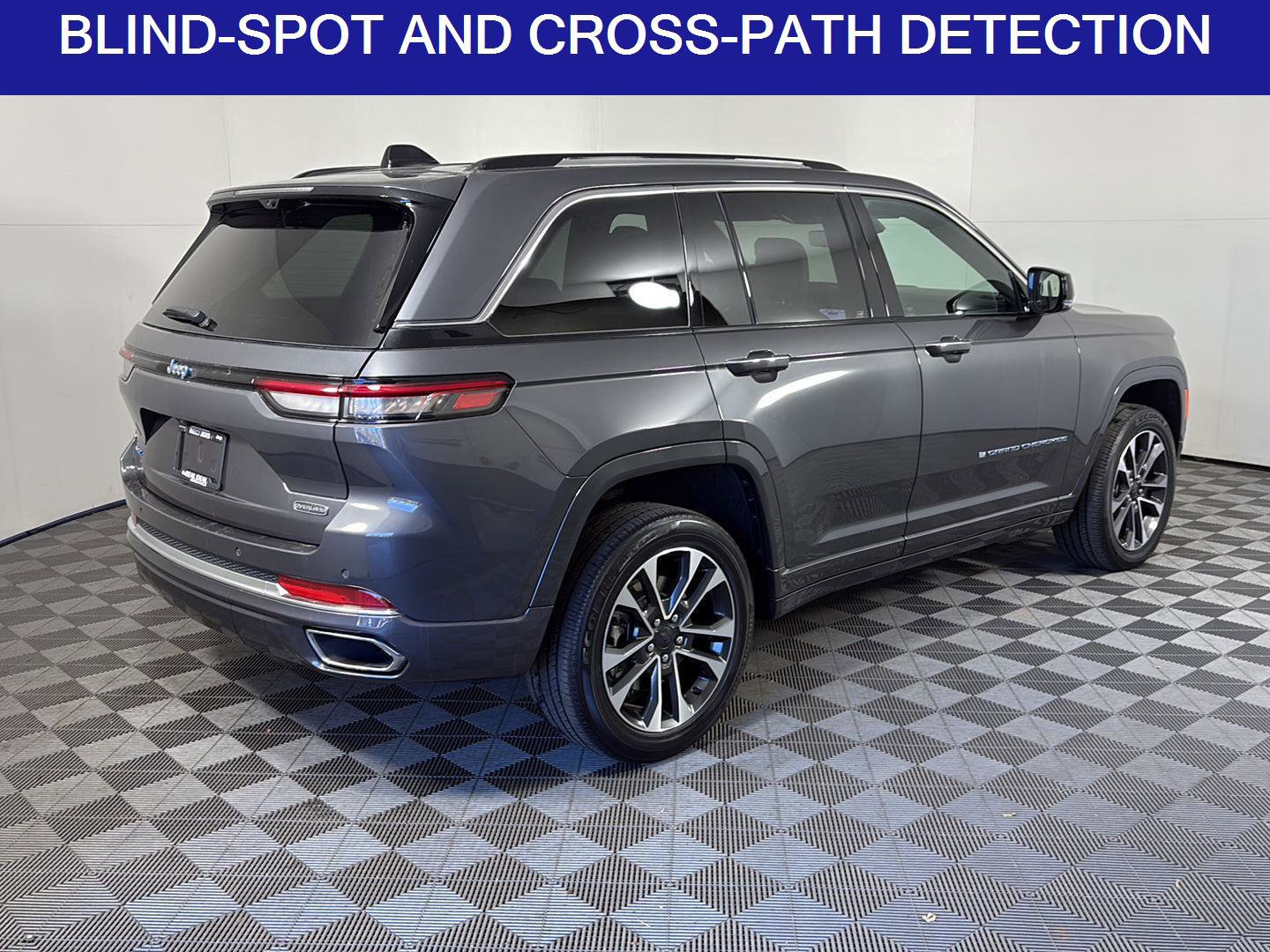 Used 2023 Jeep Grand Cherokee Overland w/ Luxury Tech Group IV image 5
