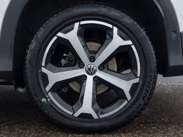 Used 2025 Volkswagen Tiguan SE w/ Panoramic Sunroof Package image 13