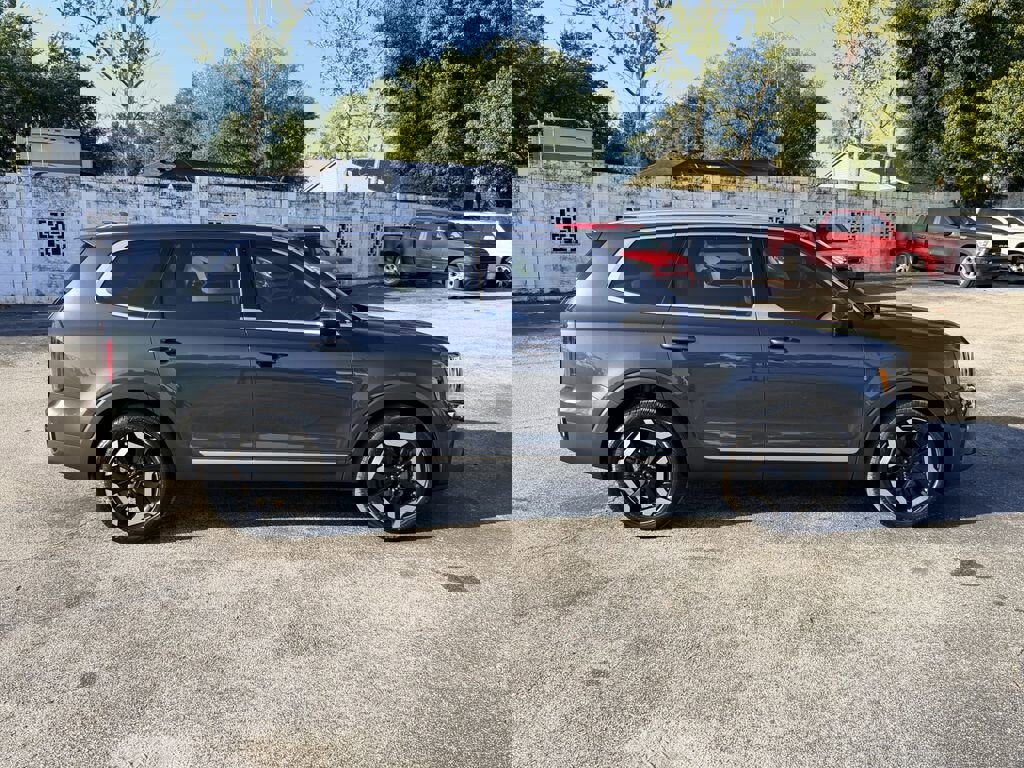 Used 2024 Kia Telluride EX w/ EX Captain's Chair Package image 4