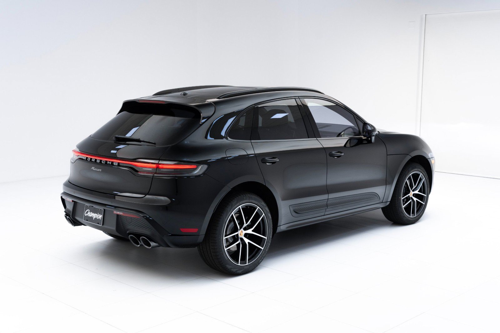 Certified 2025 Porsche Macan AWD/4WD image 9