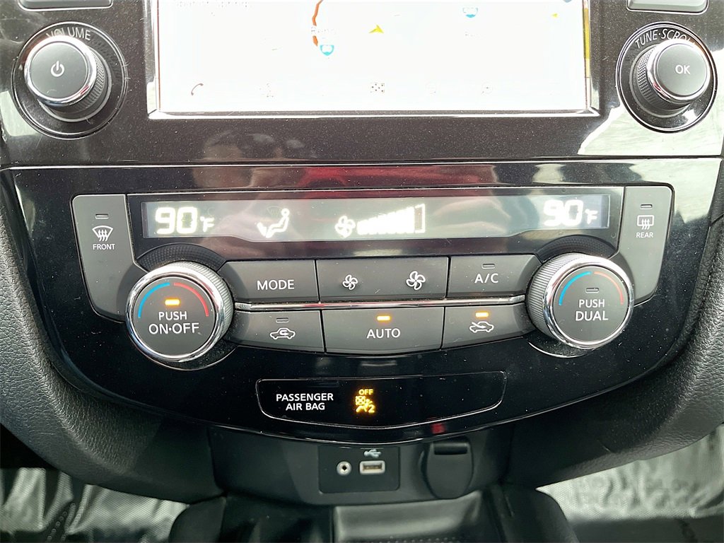 Used 2020 Nissan Rogue SV w/ Premium Package image 16