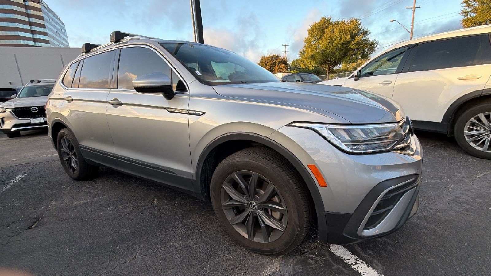 Used 2023 Volkswagen Tiguan SE FWD image 2