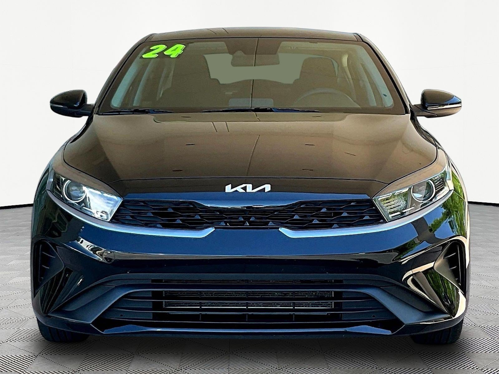 Used 2024 Kia Forte LXS w/ LXS Technology Package FWD image 2