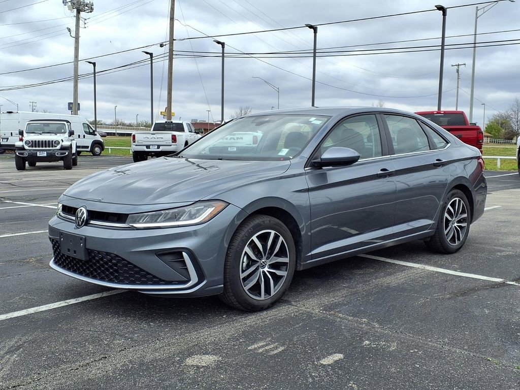 Used 2025 Volkswagen Jetta SE image 3