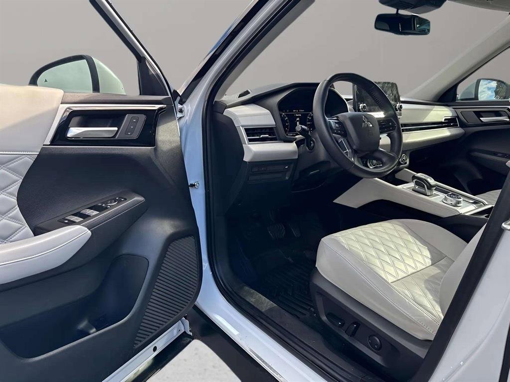 Used 2023 Mitsubishi Outlander SEL image 15