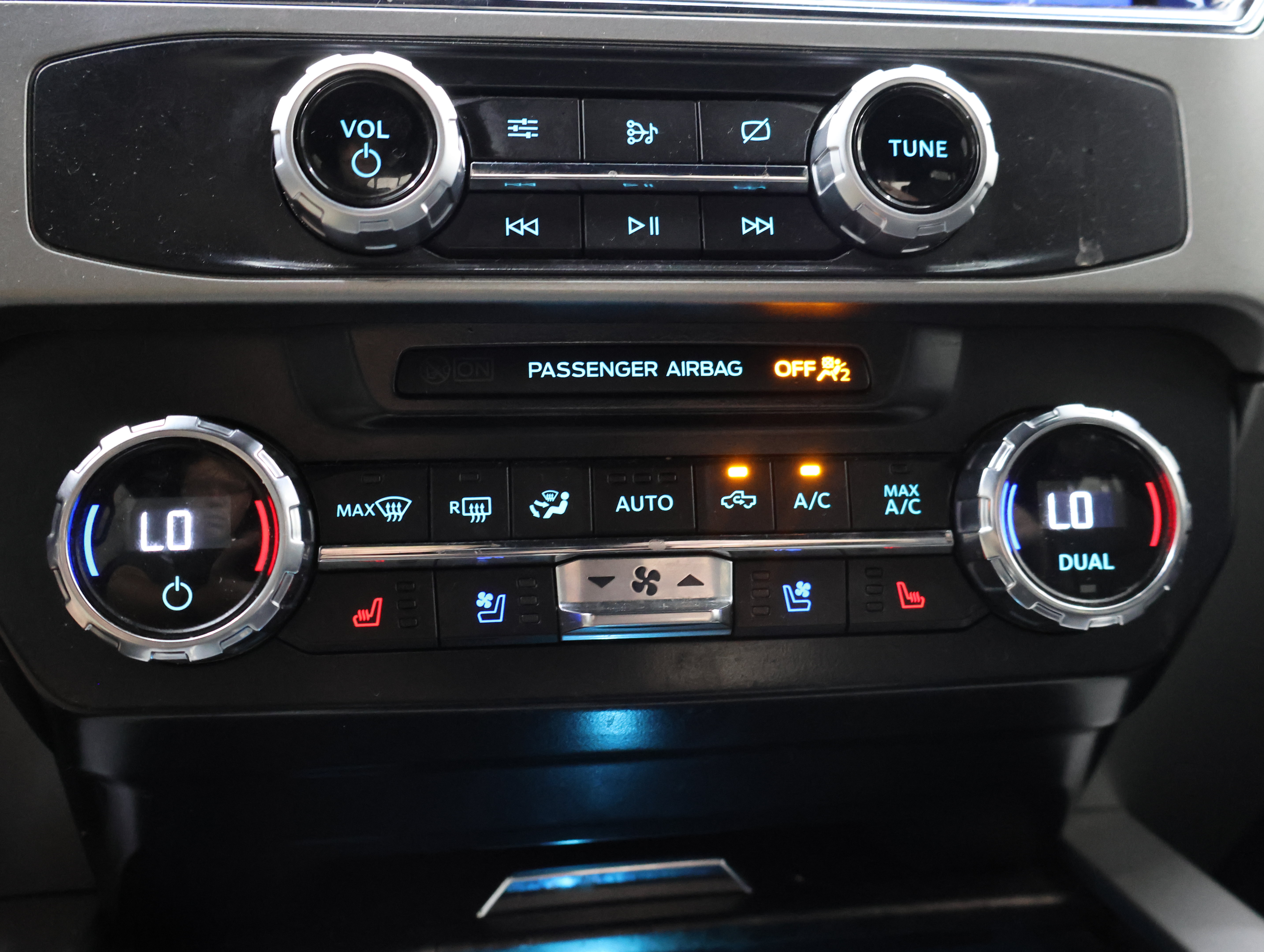 Used 2022 Ford F350 Lariat w/ Black Appearance Package AWD/4WD image 46