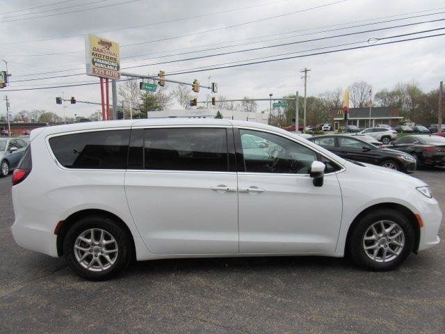 Used 2023 Chrysler Pacifica Touring FWD image 8