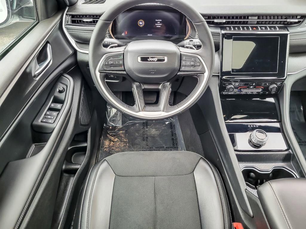 Used 2025 Jeep Grand Cherokee Altitude image 11