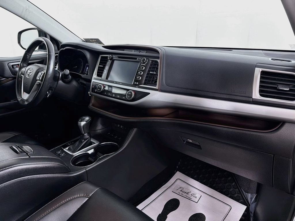 Used 2019 Toyota Highlander XLE AWD/4WD image 28