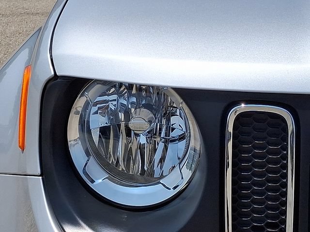 Used 2018 Jeep Renegade Latitude AWD/4WD image 9