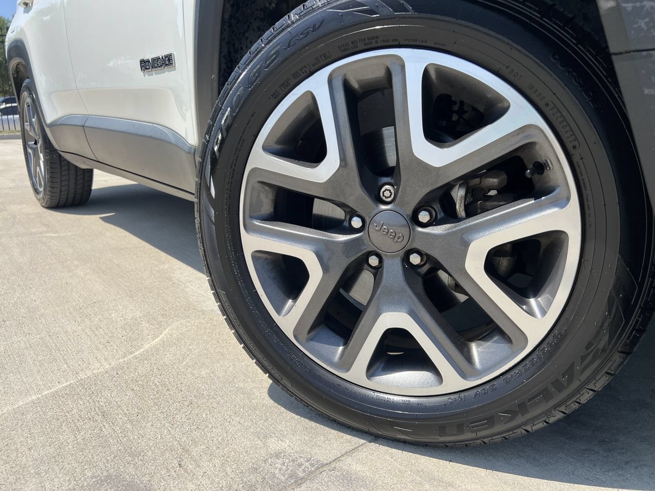 Used 2018 Jeep Renegade Latitude FWD image 6