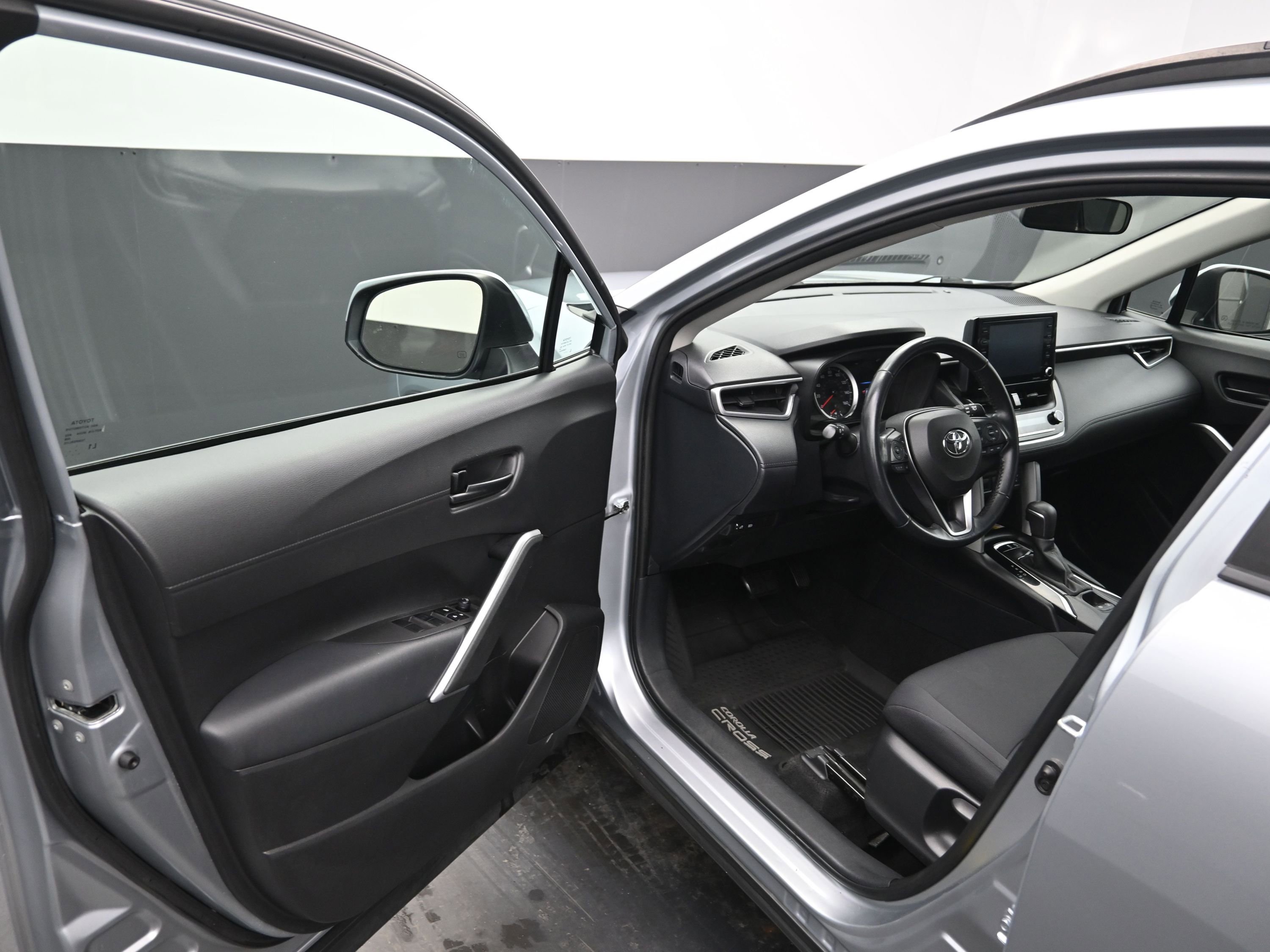 Used 2022 Toyota Corolla Cross LE image 16