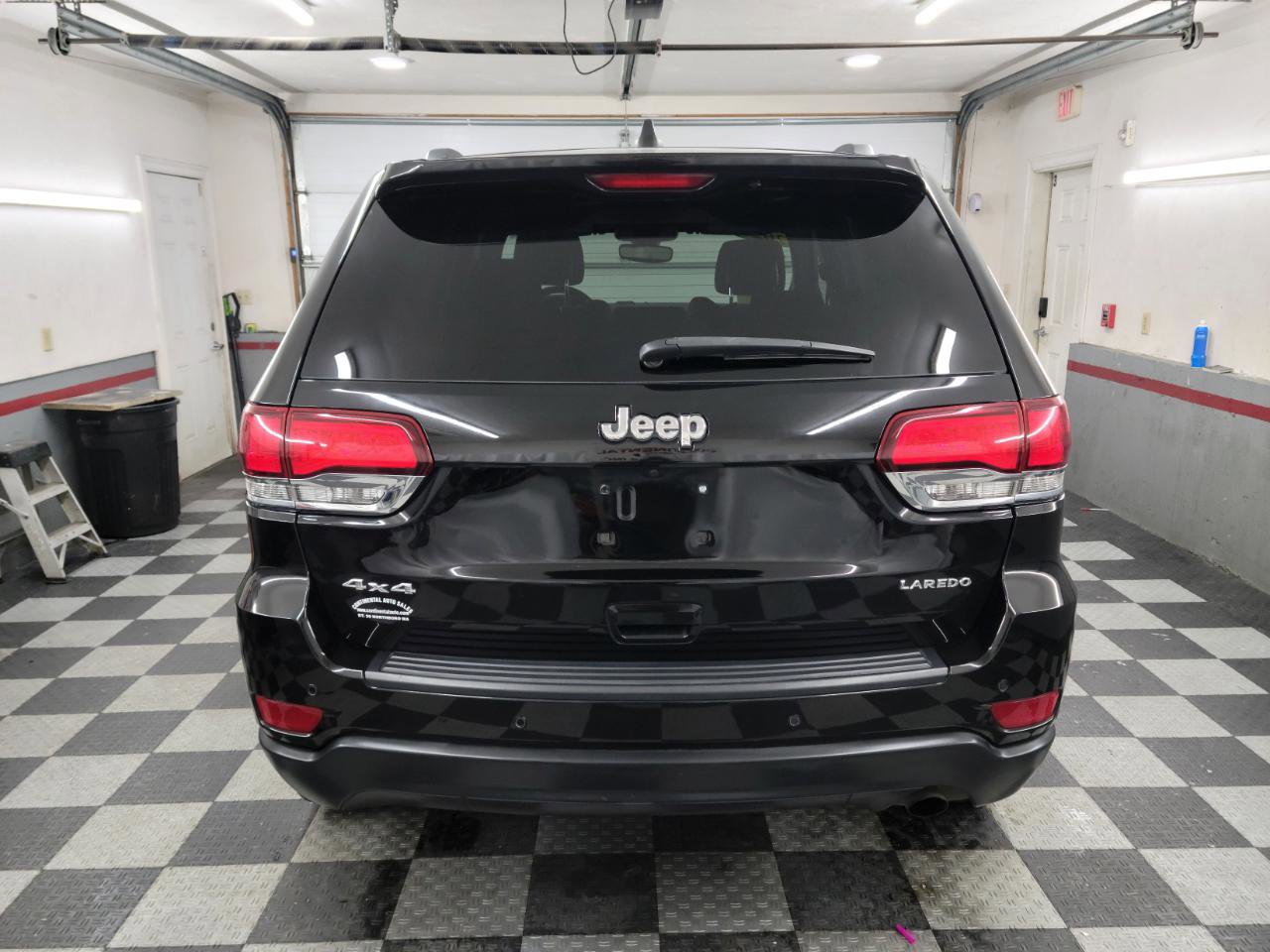 Used 2020 Jeep Grand Cherokee Laredo w/ 18" Wheel & 8.4" Radio Group AWD/4WD image 3