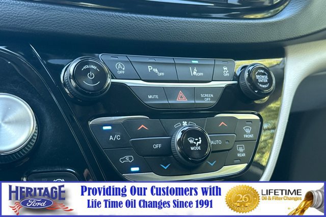 Used 2021 Chrysler Pacifica Touring-L FWD image 21