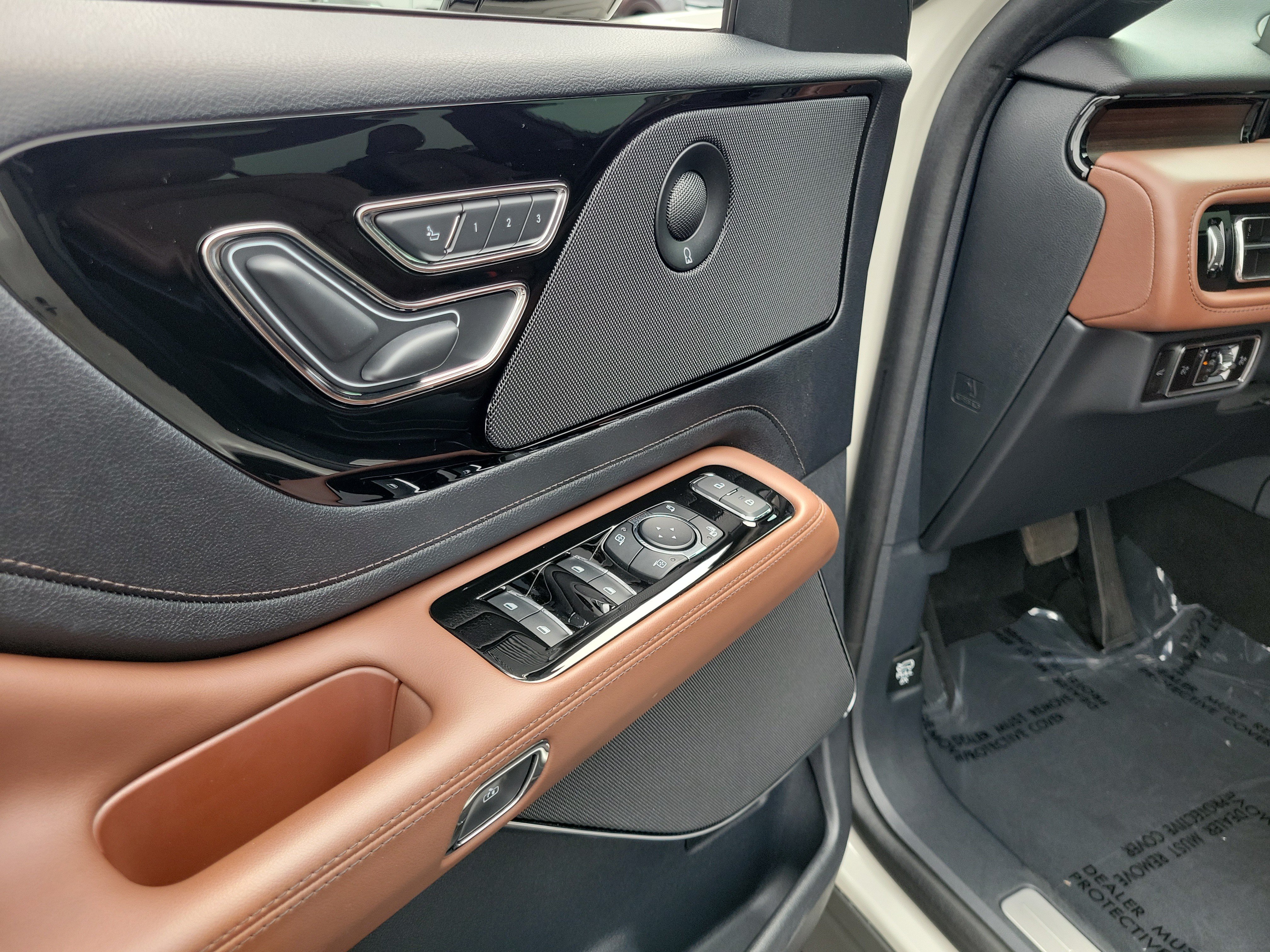 Used 2025 Lincoln Aviator Reserve w/ Illumination Package AWD/4WD image 18