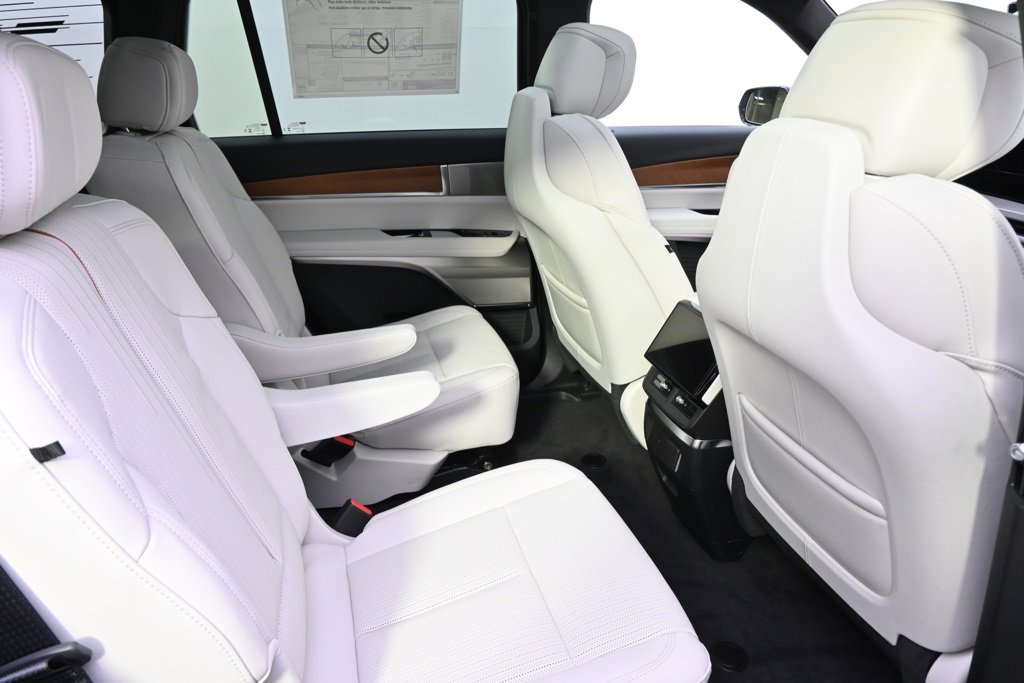 New 2026 Cadillac Vistiq Luxury w/ LPO, Floor Liner Package image 18