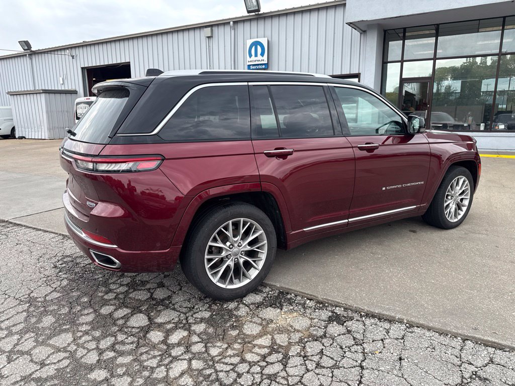 Used 2023 Jeep Grand Cherokee Summit AWD/4WD image 9
