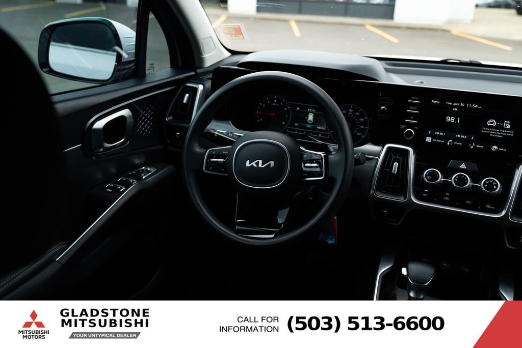 Used 2023 Kia Sorento LX AWD/4WD image 9