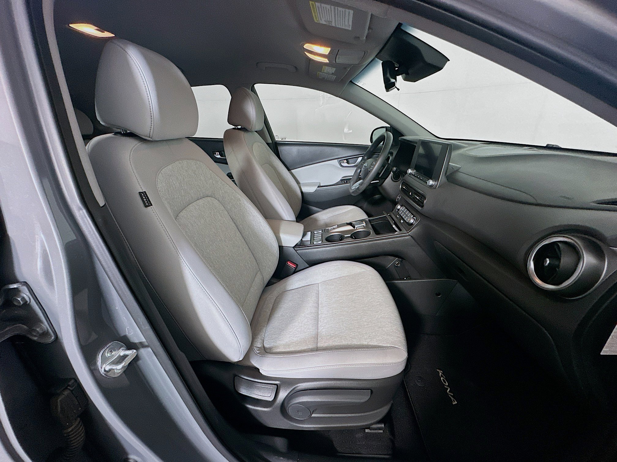 Used 2023 Hyundai Kona SE w/ Cargo Package image 30