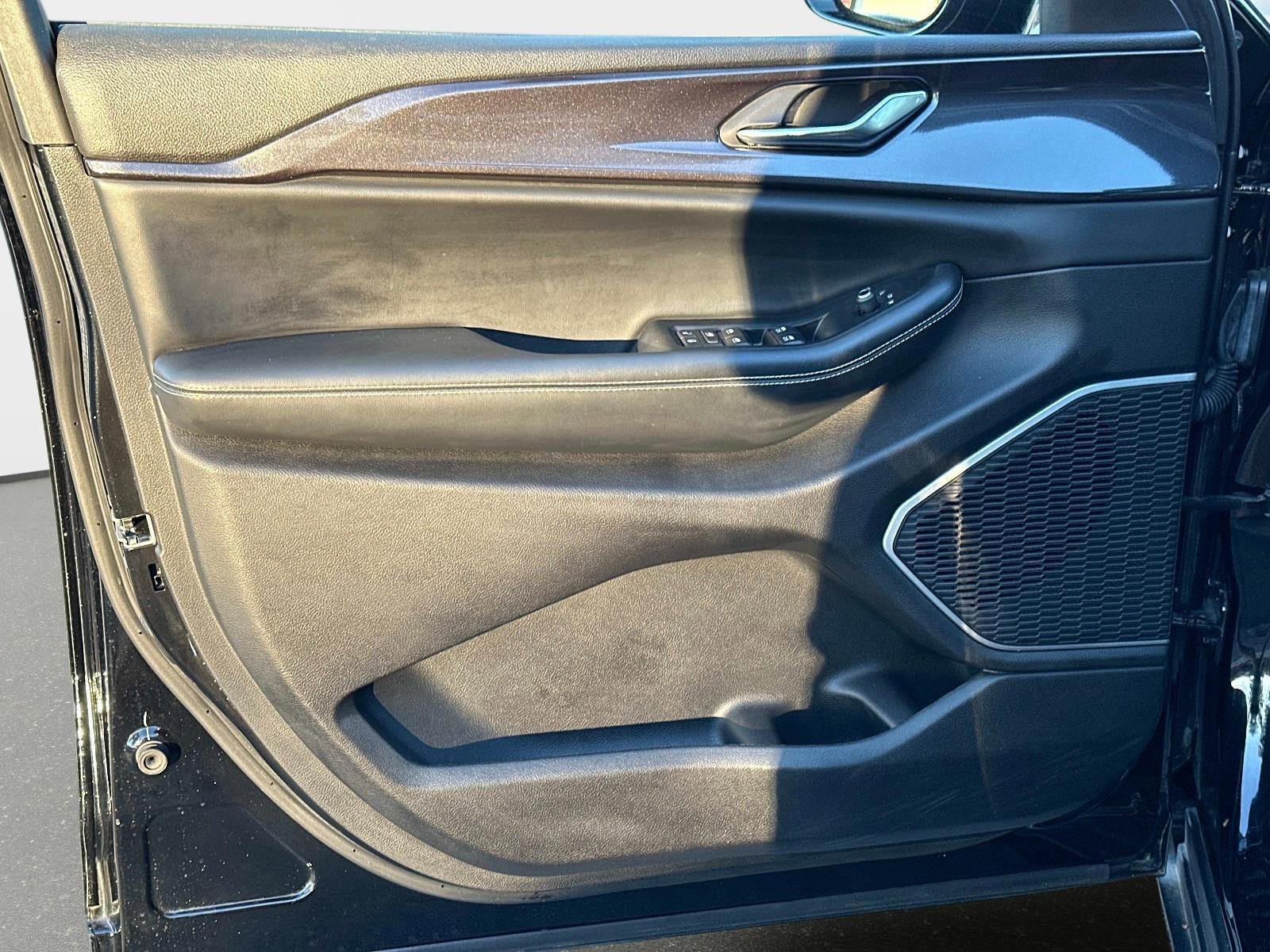 Used 2022 Jeep Grand Cherokee L Laredo image 17