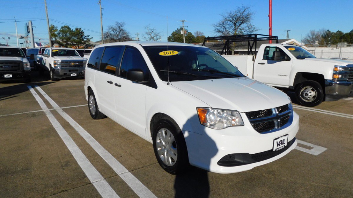 Used 2019 Dodge Grand Caravan SE w/ UConnect Hands-Free Group