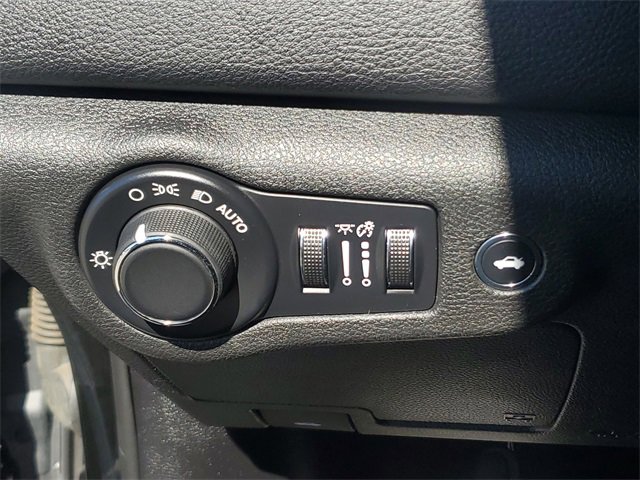 Used 2016 Chrysler 200 Limited w/ Convenience Group image 24