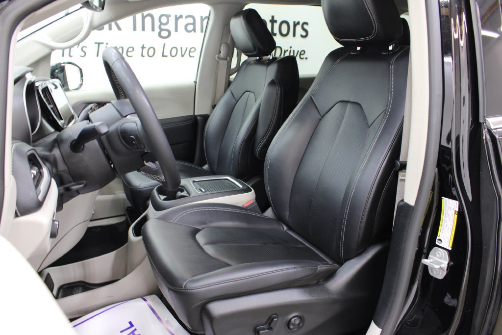 Used 2024 Chrysler Pacifica Limited FWD image 15