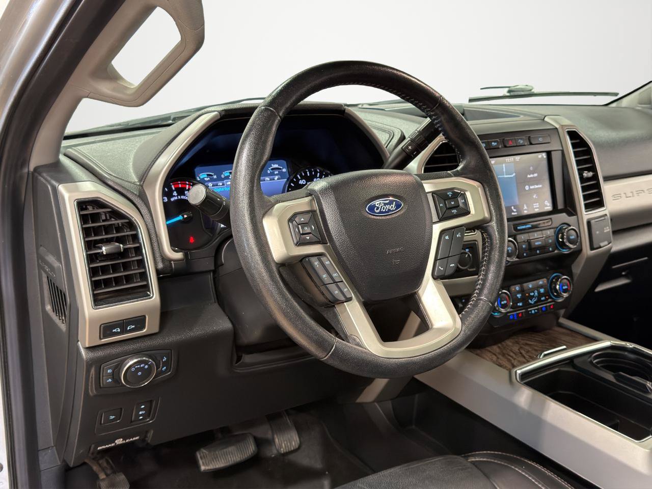 Used 2019 Ford F350 Lariat w/ Lariat Ultimate Package AWD/4WD image 16
