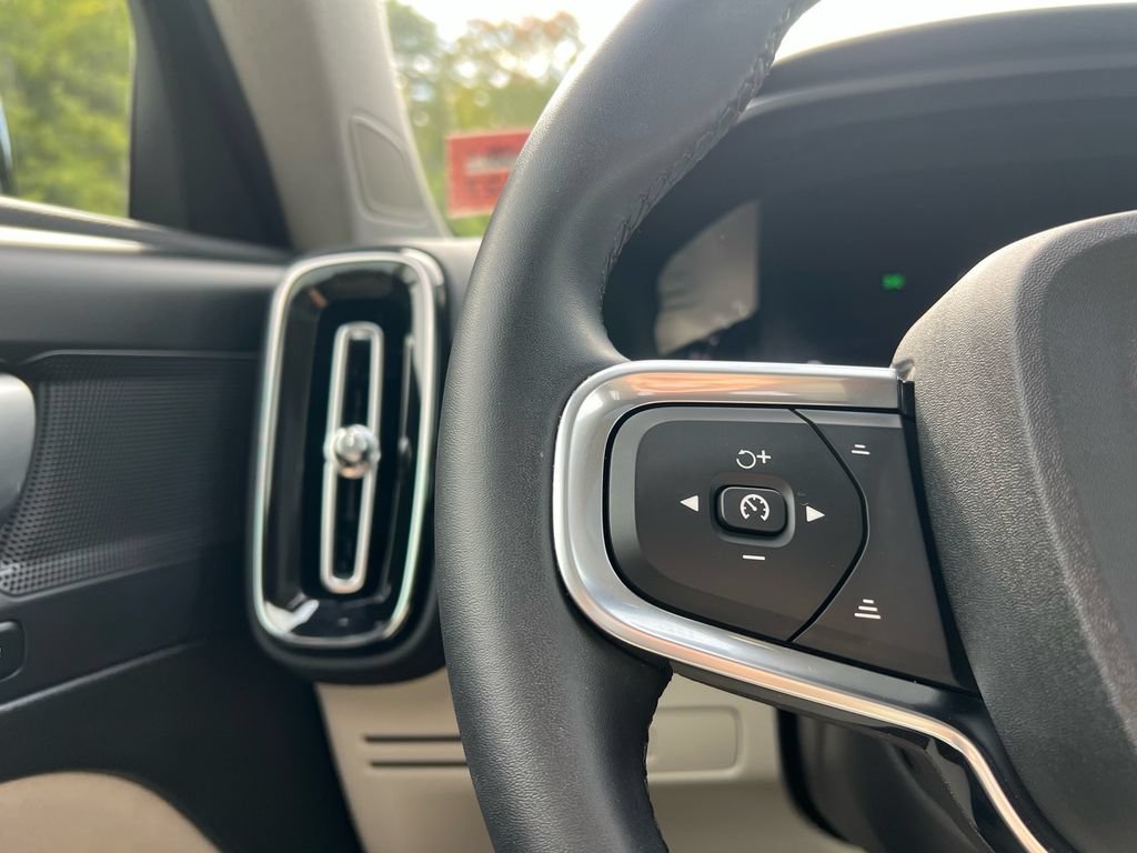 Certified 2025 Volvo XC40 B5 Plus AWD/4WD image 12