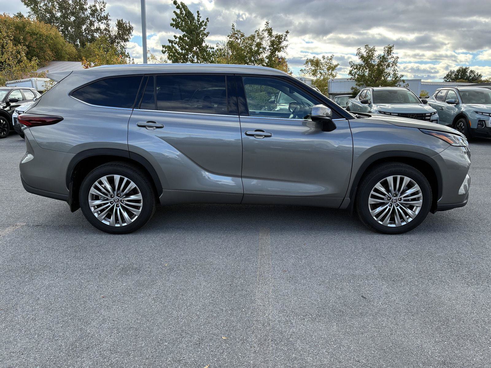Used 2026 Toyota Highlander Limited AWD/4WD image 9