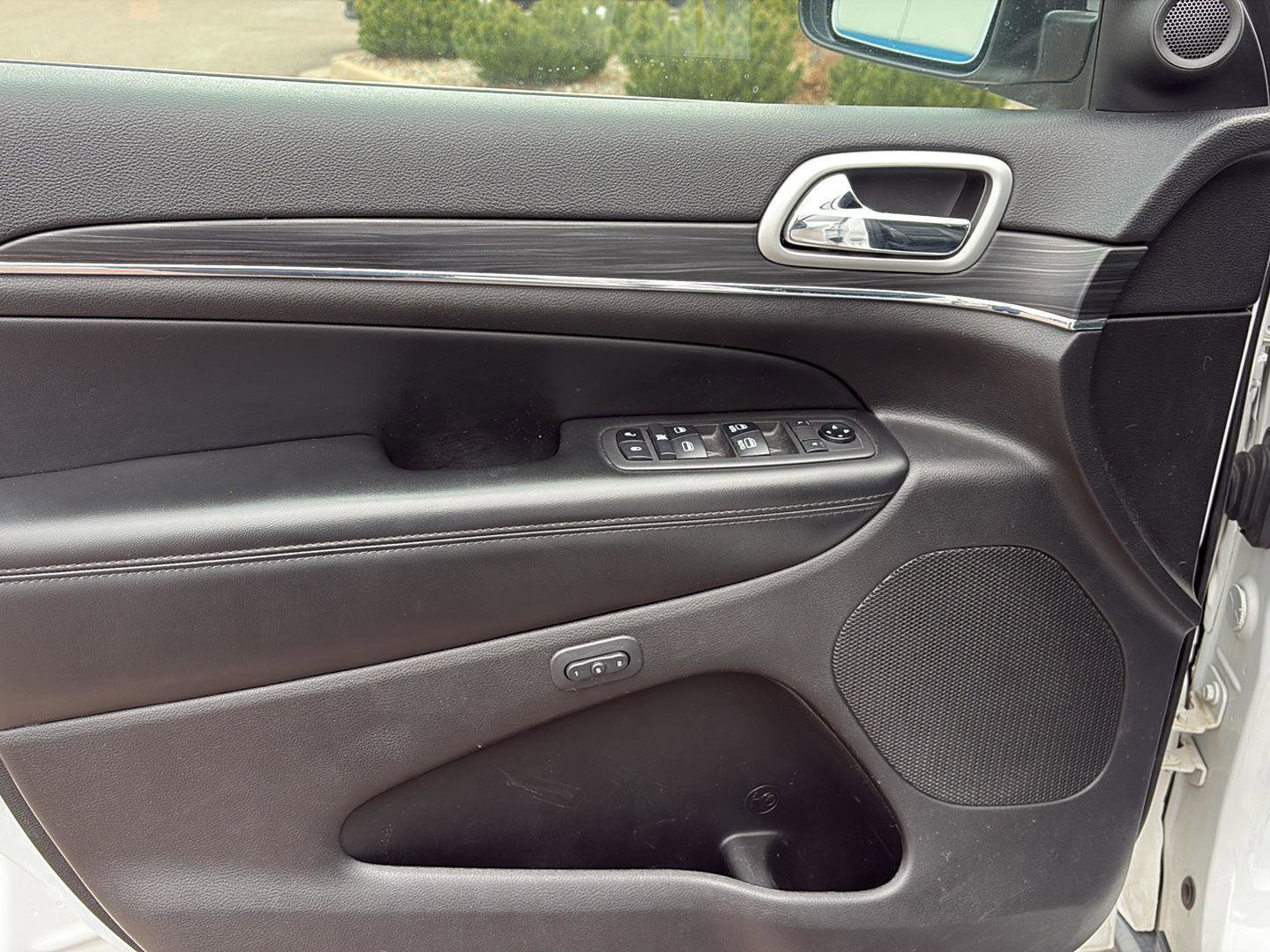 Used 2019 Jeep Grand Cherokee Limited image 12