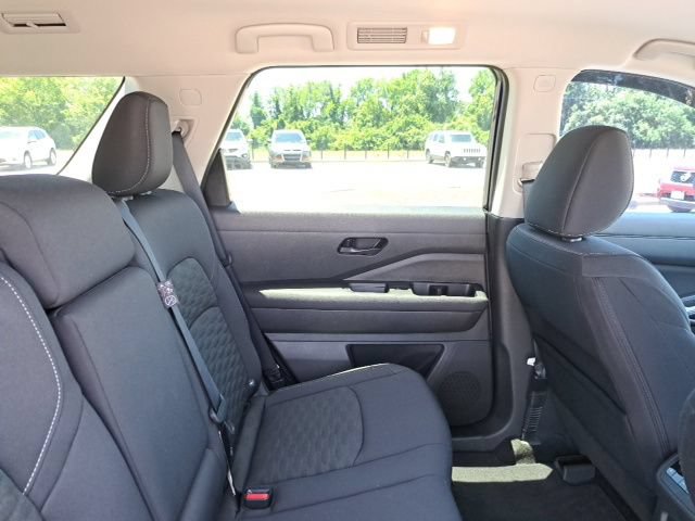 Used 2024 Nissan Pathfinder SV w/ Lighting Package (N92) FWD image 6