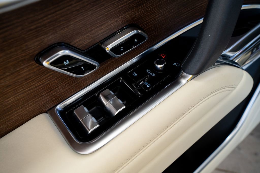 Used 2024 Land Rover Range Rover Long Wheelbase SE image 30