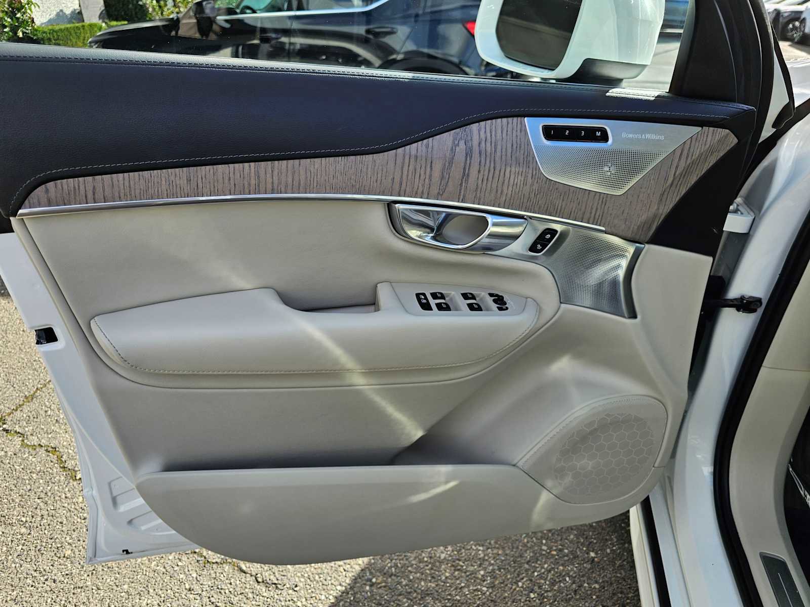 Used 2023 Volvo XC90 T8 Ultimate w/ Lounge Package image 24