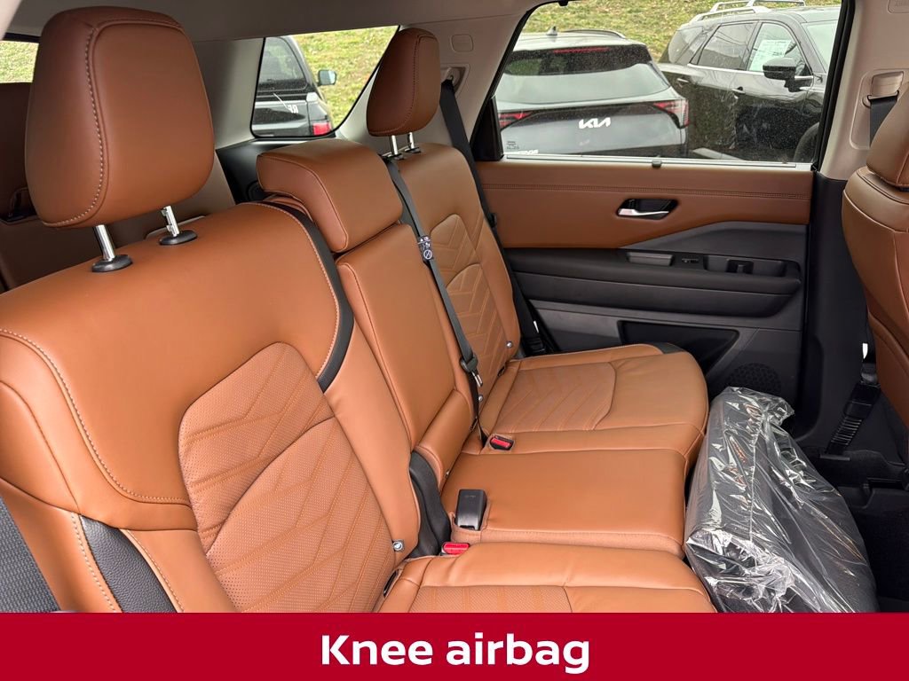 New 2025 Nissan Pathfinder Platinum w/ Black Appearance Package image 39